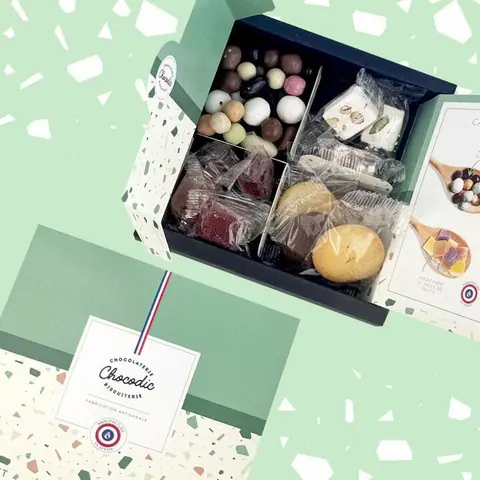 Coffret Gourmand composé de Nougats Pâtes de Fruits Biscuits Palets Vendéens et assortiment gourmand