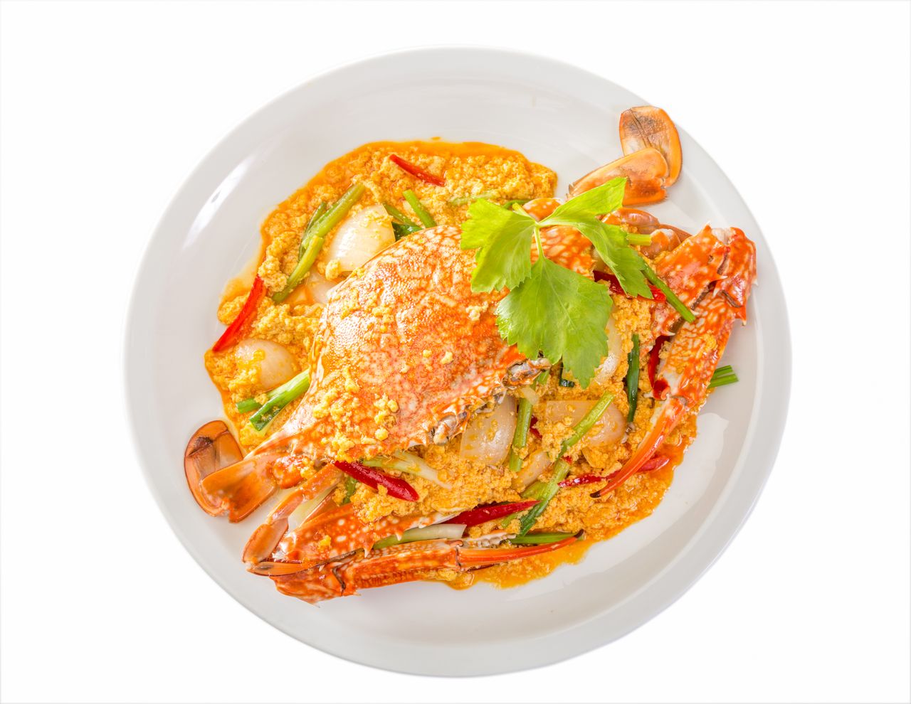 Bol de kari krab mauricien épicé avec riz blanc, coriandre fraîche et sauce orangée parfumée.
